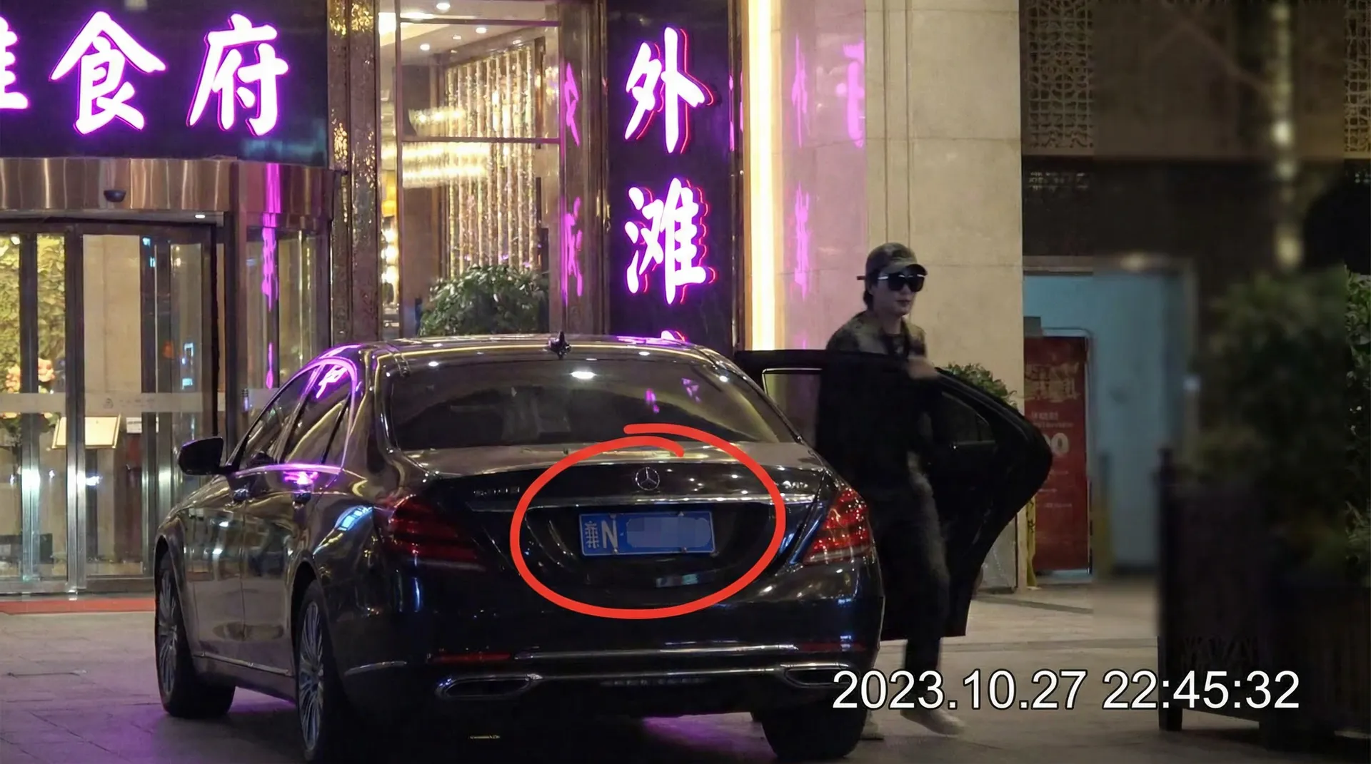 BOB体育平台 - 豪车餐厅外偷拍